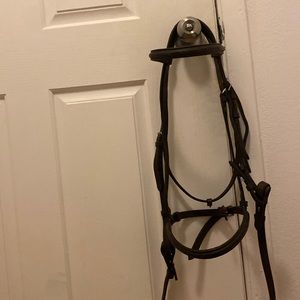 A few chips in the leather but it shows it was well loved 🥰 English Bridle